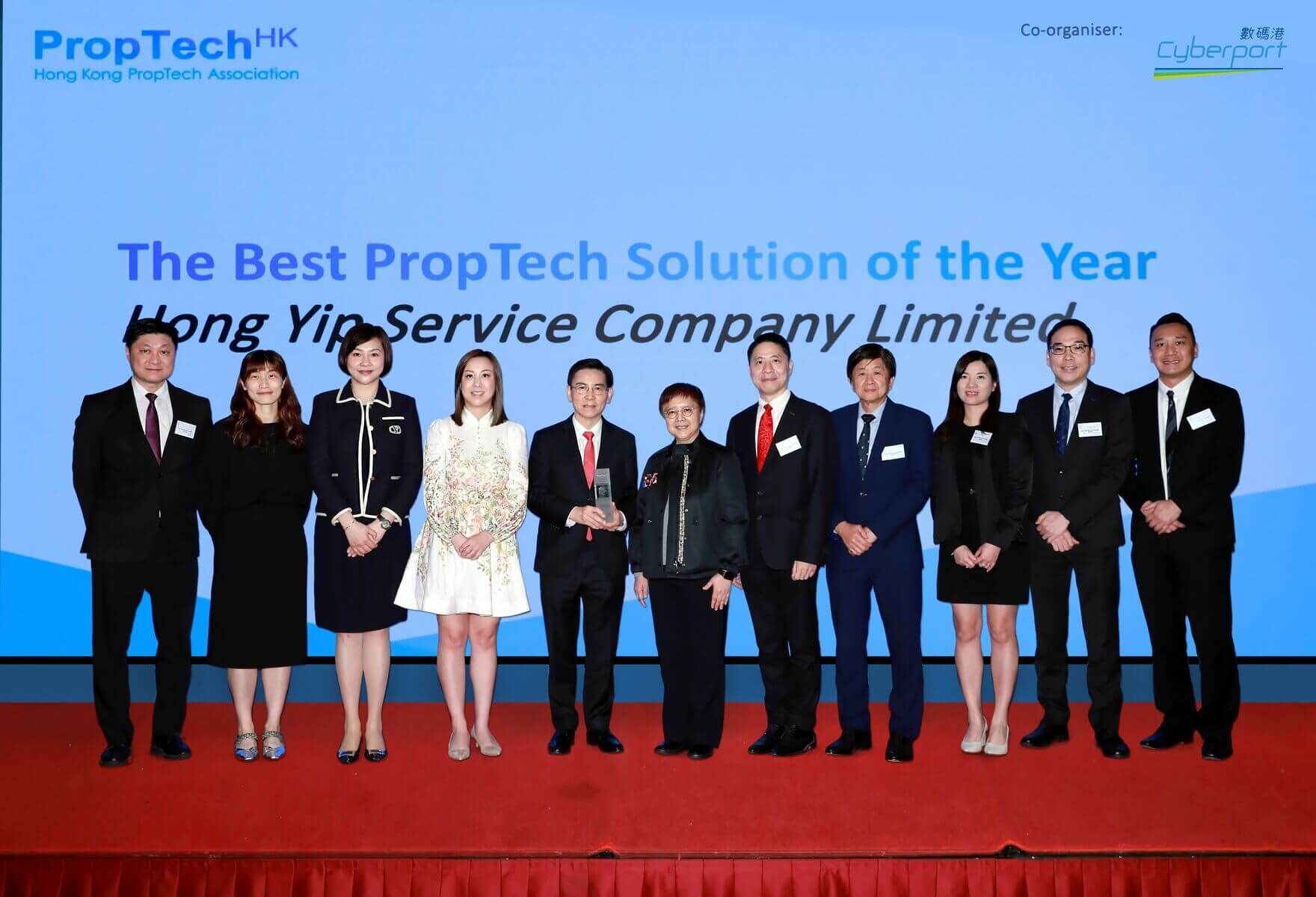 康業以創新智能物管，於首屆「PropTech Excellence Awards」勇奪「年度最佳房地產科技方案」。康業主席及行政總裁鄺正煒先生(左五)帶領康業團隊，與兩位頒獎嘉賓—Esri 中國（香港）有限公司創辦人及主席鄧淑明博士(左六)與香港房地產科技協會創會主席陳頴光女士(左四)一同合照。